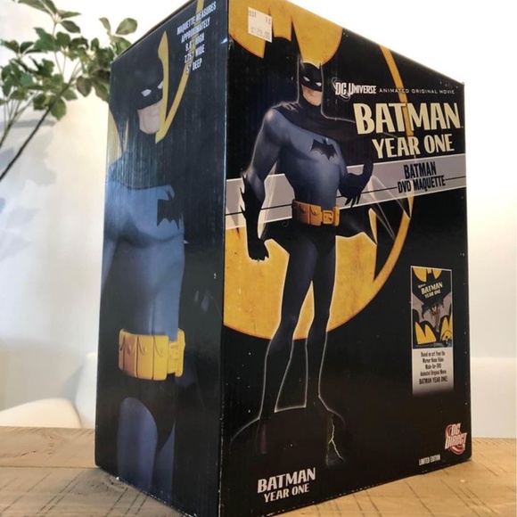 DC Comics Batman Year One Maquette Statue Collectible - Picture 5 of 6